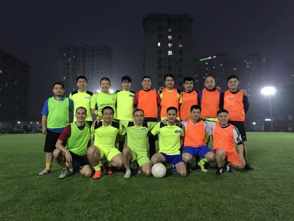 Công trường và văn phòng hòa nhau kịch tính trong trận cầu đầy cảm xúc